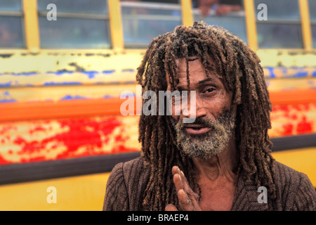 Bunte Porträt des einheimischen Menschen mit Dreadlocks in Belize Stockfoto