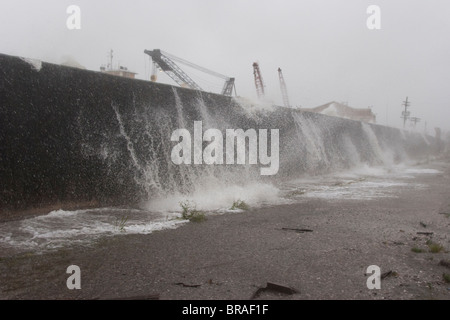 Wasser überragt die Industrial Canal Deiche in New Orleans als Hurrikan Gustav westlich der Stadt verläuft. Stockfoto