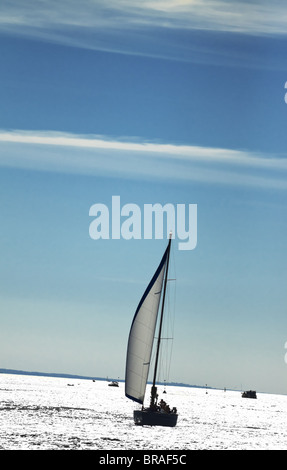 kleine Yacht im Meer unter blauem Himmel Stockfoto