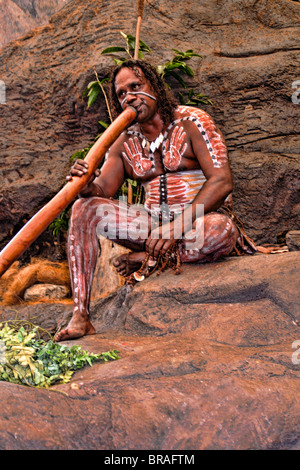 Körper gemalt Tjappukai Ureinwohner native mit Didgeeridoo in Cairns-Australien-Queensland Stockfoto