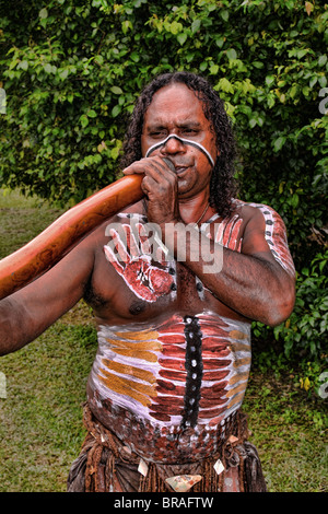 Körper gemalt Tjappukai Ureinwohner native mit Didgeeridoo in Cairns-Australien-Queensland Stockfoto