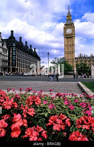 ungewohnter Anblick Verkehr vor Big Ben in London England Stockfoto