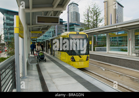 M5000 Flexity Swift Straßenbahn an der Metrolink Station bei MediaCityUK, Salford Quays, Manchester, England, UK. Stockfoto