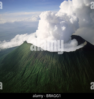 Luftaufnahme des Mount Nyiragongo, ein aktiver Vulkan in den Virunga-Bergen im Virunga-Nationalpark. Stockfoto