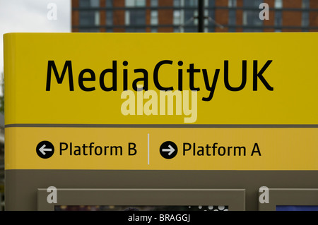 Melden Sie sich bei Metrolink Tram-Station bei MediaCityUK, Salford Quays, Manchester, England, UK. Stockfoto