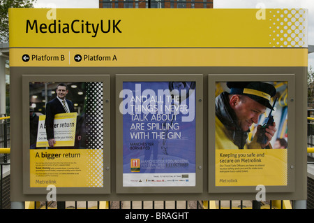 Melden Sie sich bei Metrolink Tram-Station bei MediaCityUK, Salford Quays, Manchester, England, UK. Stockfoto