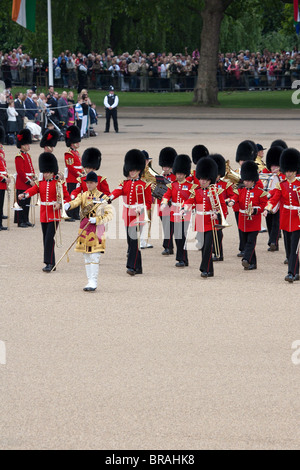 Drum Major Grenadier Guards Band auf dem Paradeplatz führt. "Trooping die Farbe" 2010 Stockfoto