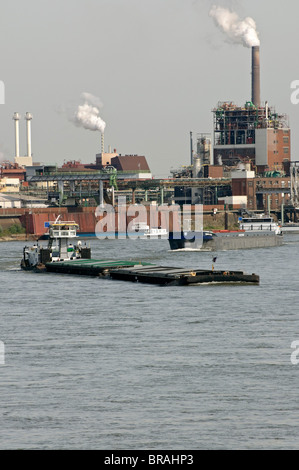 Schiffsverkehr auf dem Rhein mit Chempark Krefeld im Hintergrund, NRW, Deutschland. Stockfoto