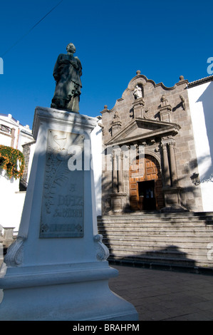 Statue vor der Iglesia de San Salvador in der alten Stadt von Santa Cruz De La Palma, La Palma, Kanarische Inseln, Spanien Stockfoto