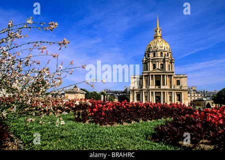 Frankreich berühmten Hotel des Invalides Kuppel Wohnort Napoleons Grab mit Blumen in Paris Frankreich Stockfoto