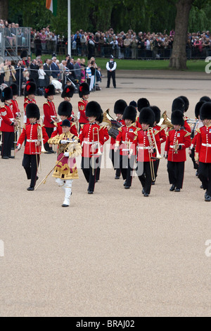 Drum Major Grenadier Guards Band auf dem Paradeplatz führt. "Trooping die Farbe" 2010 Stockfoto