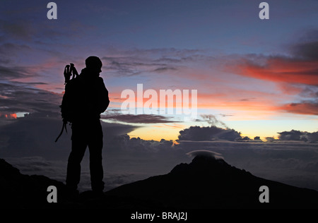 Ein Kletterer sieht in Richtung Mawenzi von nahe dem Gipfel des Mount Kilimanjaro im Morgengrauen, Afrika, Tansania, Ostafrika Stockfoto