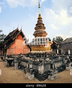 Lanna-Stil Stupa und der Viharn im Wat Lai Hin, Lampang, Thailand, Südostasien, Asien Stockfoto
