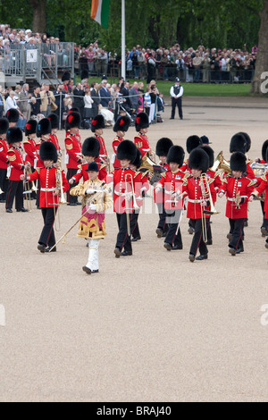 Drum Major Grenadier Guards Band auf dem Paradeplatz führt. "Trooping die Farbe" 2010 Stockfoto