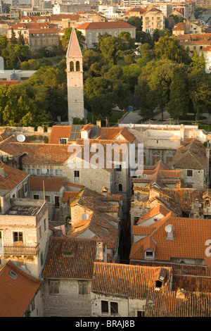 Kroatien, Dalmatien, Split. Ansicht der Abspaltung von der Spitze des Campanile (Glockenturm) der Kathedrale von St. Domnius. Stockfoto