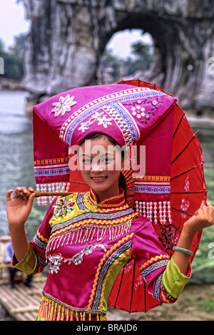 Frau in Tracht Portrait der schönen Frau in Guilin Gebiet von China Stockfoto