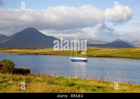 Yacht vor Anker in der Bucht am unteren Breakish, in der Nähe von Broadford, Isle Of Skye, Highland, Schottland, Vereinigtes Königreich, Europa Stockfoto