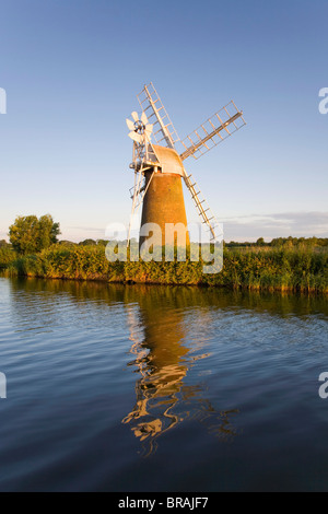 Turf Moor Windmühle spiegelt sich in den Fluss Ant bei Sonnenaufgang, Norfolk Broads, wie Hill, in der Nähe von Ludham, Norfolk, England, Vereinigtes Königreich Stockfoto