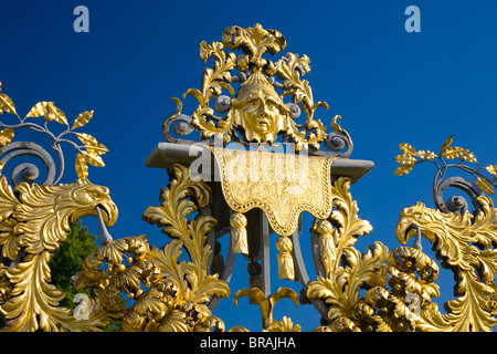 Detail der ornamentalen schmiedeeisernen Tor in den geheimen Garten, Hampton Court Palace, Borough of Richmond upon Thames, London, UK Stockfoto