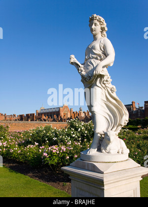 Klassische Statue in der Rose Garden, Hampton Court Palace, Borough von Richmond upon Thames, Greater London, England, UK Stockfoto