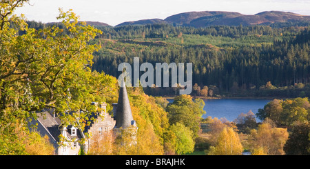 Herbstliche Aussicht auf Loch Achray von bewaldeten Hügel oberhalb des ehemaligen Hotels Trossachs, Stirling, Scotland, UK Stockfoto