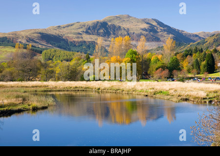 Blick von der Brücke über den Fluß Teith auf Ben Ledi, Callander, Loch Lomond und Trossachs National Park, Stirling, Schottland Stockfoto