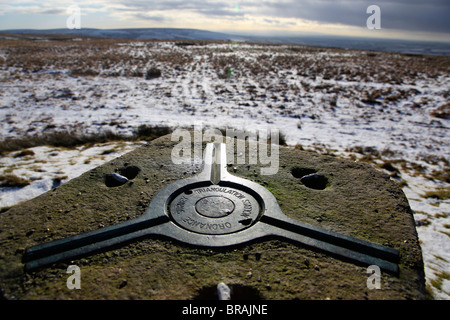 Blick nach Westen von einem alten Ordnance Survey Triangulation Point auf die Ketten über Blackmoor Tor im Winter, Exmoor, Devon, UK Stockfoto