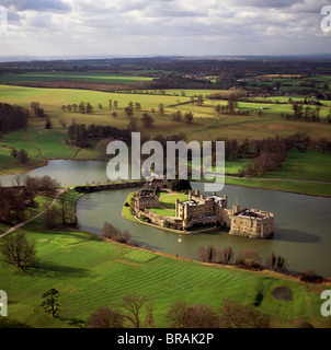 Luftaufnahme von Leeds Castle und graben, einer mittelalterlichen Burg, südöstlich von Maidstone, Kent, England, Vereinigtes Königreich, Europa Stockfoto