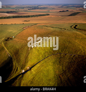 Luftaufnahme von Uffington White Horse mit Uffington Burg Wallburg, Berkshire Downs, Vale of White Horse, Oxfordshire, Vereinigtes Königreich Stockfoto