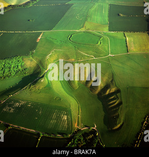 Luftaufnahme von Uffington White Horse mit Uffington Burg Wallburg, Berkshire Downs, Vale of White Horse, Oxfordshire, Vereinigtes Königreich Stockfoto