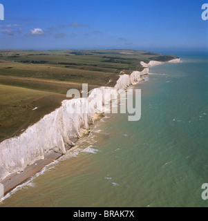 Luftaufnahme von den Kreidefelsen der sieben Schwestern, mit Belle Tout Leuchtturm und Beachy Head in der Ferne, East Sussex Stockfoto