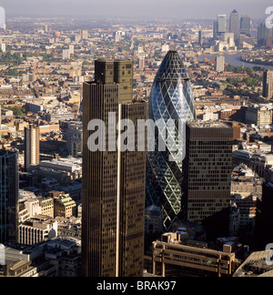 Luftaufnahme des Tower 42, Gherkin (30 St. Mary Axe) (Swiss Re Gebäude) und St. Helens (Aviva Turm), City of London, London, UK Stockfoto