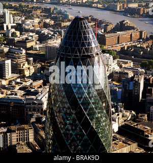 Luftaufnahme des Swiss Re-Gebäudes (30 St. Mary Axe) (Gurke), City of London, London, England, Vereinigtes Königreich, Europa Stockfoto