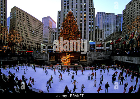 New York City Rockefeller Center zu Weihnachten mit Baum und Eisläufer Stockfoto