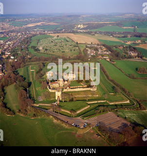 Luftaufnahme von Carisbrooke Castle, eine historische Burg Motte und Bailey Carisbrooke, in der Nähe von Newport, Isle Of Wight, England, UK Stockfoto