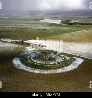 Luftaufnahme von Stonehenge, prähistorische Monument und Steinkreis im Schnee, UNESCO, Salisbury Plain, Wiltshire, England, UK Stockfoto