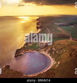 Luftaufnahme von Lulworth Cove, eine natürliche Landform Hafen in der Nähe von West Lulworth, Jurassic Coast, UNESCO, Dorset, Großbritannien Stockfoto