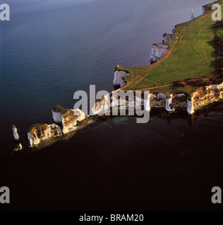 Luftaufnahme von alten Harry Felsen, Kreide Stapel befindet sich direkt östlich von Studland, nördlich von Swanage, Dorset, England, UK Stockfoto