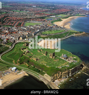 Luftaufnahme von Tynemouth Priory und Schloss, auf einer felsigen Landzunge, bekannt als Stift Bal Crag, Tyne and Wear, England, Vereinigtes Königreich Stockfoto