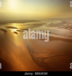 Luftaufnahme des Wattenmeer bei Sonnenuntergang, Solway Firth, Grenze zwischen Cumbria in England und in Dumfries und Galloway in Schottland, Großbritannien Stockfoto