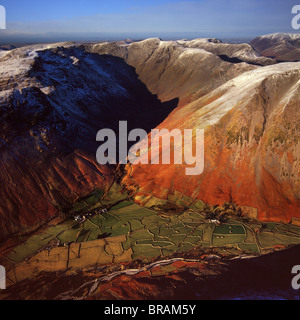 Luftaufnahme von Wasdale Head mit St. Olafs-Kirche, die kleinste Kirche in Lake District National Park, Cumbria, England, UK Stockfoto