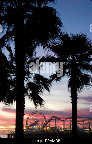 Sonnenuntergang über den Pier, Santa Monica Beach, Santa Monica, California, Vereinigte Staaten von Amerika, Nordamerika Stockfoto