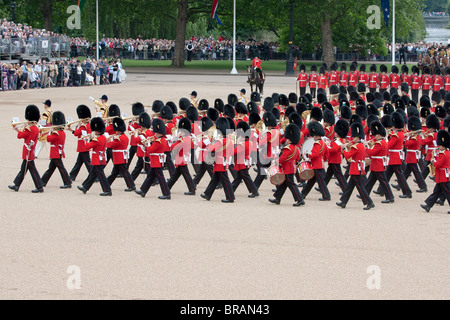 Bands der Grenadier und Welsh Guards marschieren in Position. "Trooping die Farbe" 2010 Stockfoto