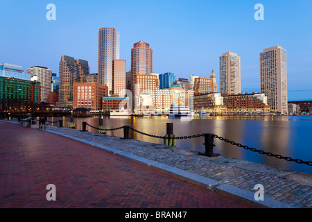 Skyline und inneren Hafen einschließlich Rowes Wharf im Morgengrauen, Boston, Massachusetts, New England, Vereinigte Staaten von Amerika Stockfoto