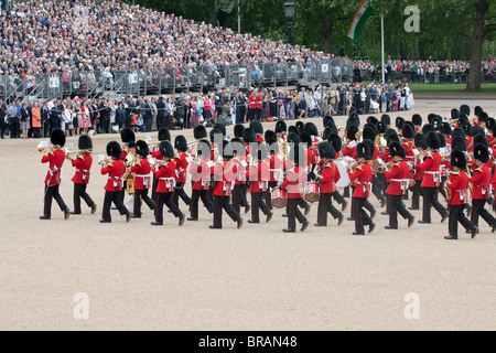 Bands der Grenadier und Welsh Guards marschieren in Position. "Trooping die Farbe" 2010 Stockfoto