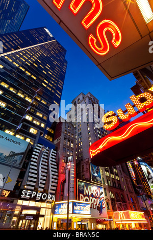 Neonlichter der 42nd Street, Times Square, Manhattan, New York City, New York, Vereinigte Staaten von Amerika, Nordamerika Stockfoto