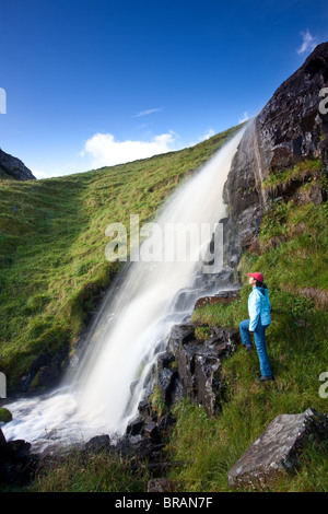 Wasserfälle auf der Insel Runde in Herøy Kommune, Møre Og Romsdal Fylke, an der West Küste von Norwegen. Stockfoto