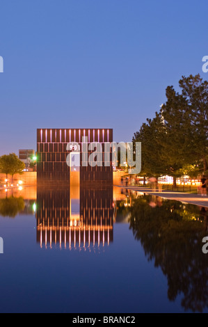 Reflektierenden Pool und die Pforten der Zeit auf das Oklahoma City National Memorial, Oklahoma City, Oklahoma, Vereinigte Staaten von Amerika Stockfoto