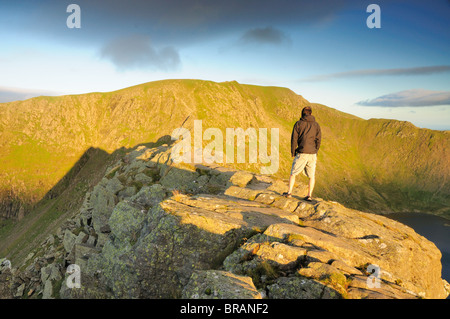 Einsamer Wanderer auf Striding Edge in der Morgendämmerung im englischen Lake District Stockfoto