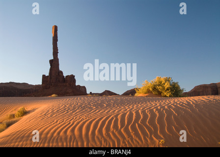 Am frühen Morgen Ansicht des Totempfahls mit Sanddünen im Vordergrund, Monument Valley, Arizona, Vereinigte Staaten von Amerika Stockfoto